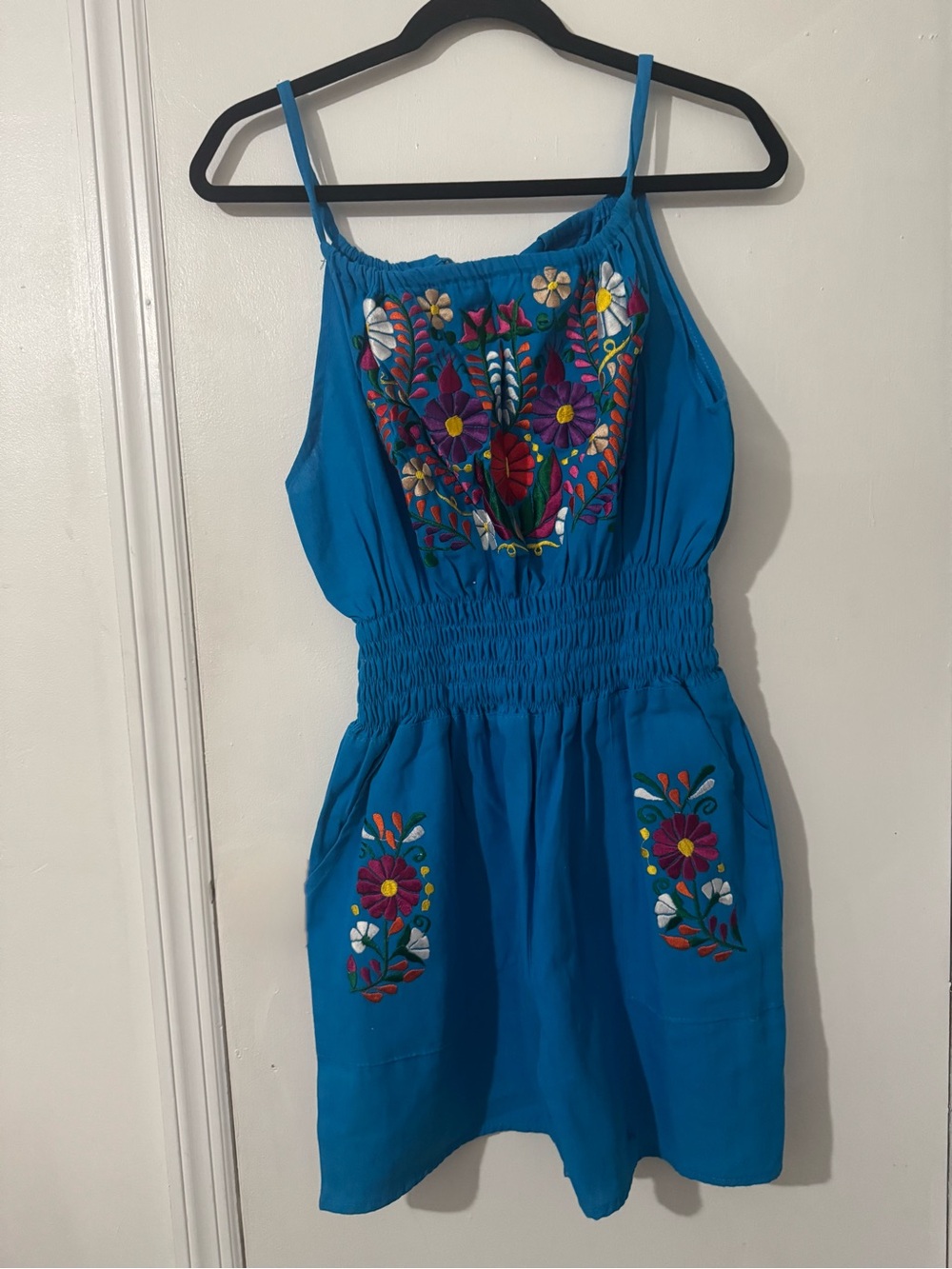 NWOT- Artisanal jumpsuit whit multicolor Embroidered Floral.
